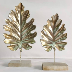 Ensemble de trois statues de feuille de plume d'or; Différentes tailles; Bases de bloc noir; disponible aux prix de gros. - Product Image 2