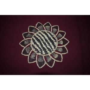 Napperon de table de luxe brodé fait main avec cadre métallique et raphia, provenant d'un exportateur indien - Product Image 3