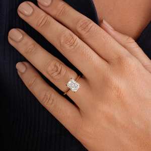 Bague de fiançailles en diamant Moissanite Hybrid Iced Out de 2.78 carats avec pont pavé de halo caché et quatre griffes - Product Image 1