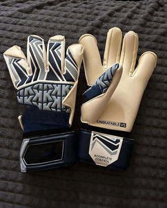 High Quality Custom Made Lightweight Goalkeeper Gloves With Advanced Non <b>Slip</b> Palm Grip - Product Image 4