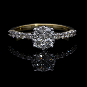 Anillo de compromiso de racimo de oro amarillo de 14 quilates con diamantes redondos naturales en ajuste de punta y banda con tachuelas de diamantes para un aspecto elegante - Product Image 3