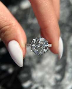 Anillo de Compromiso de Halo Oculto, Diamante Cultivado en Laboratorio, 18K, Corte Ideal Redondo, 6,35 CTW, E VS1 Claridad, Certificado IGI, Diamantes Laterales Redondos - Product Image 1