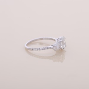 Bague de fiançailles/mariage à trois pierres en diamant de laboratoire de taille ovale certifié IGI en or blanc/rose et jaune 9 carats - Product Image 4