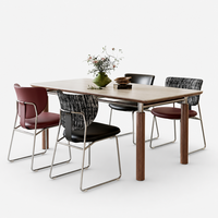 Chaise de salle à manger minimaliste moderne, structure en métal, assise en similicuir, dossier rayé, mobilier élégant pour la maison