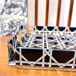 ถาดอะคริลิคทรงเพชรแบบใสทันสมัย ผลิตตามสั่งจากโรงงาน ปลอดภัยสำหรับสัมผัสอาหาร ชุดของขวัญสุดหรูอเนกประสงค์สำหรับความงาม - Product Image 2