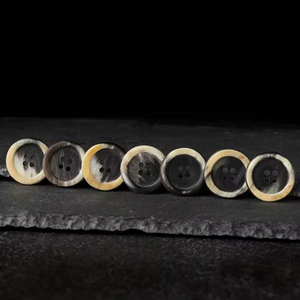 กระดุมเขาควายเทียมทรงกลม 4 รู ขนาด 18 มม. คุณภาพสูง งานแฮนด์เมด สีน้ำตาล ทนทาน สไตล์โบราณ โดย HF Industries - Product Image 1