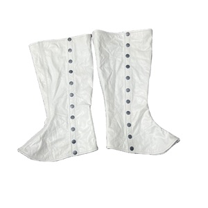 Estos son un par de polainas blancas y negras con cierres de botones plateados. Polainas de lona blancas hasta la rodilla. - Product Image 1