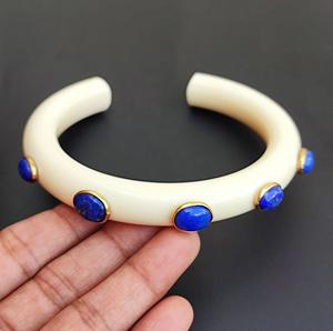 Brazaletes de resina de estilo natural con el mejor diseño personalizable para exportación fabricados en la India con estilo Ángel y acabado de efecto de logotipo personalizado - Product Image 1