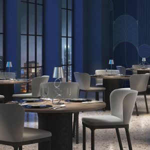 Luxury lampada da tavolo ricaricabile Made in Italy corpo in rame placcato argento e tonalità di metallo moderna sorgente luminosa a LED - Product Image 3