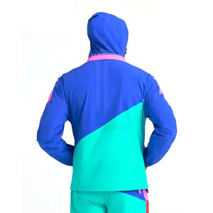 Conjunto de pantalones cortos cortavientos para hombres diseñados para un movimiento cómodo y un rendimiento ligero - Product Image 5