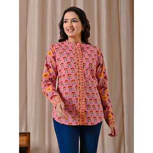 Blusa de Popelina de Algodón Rosa Intenso con Botones Frontales y Diseño Floral - Product Image 4