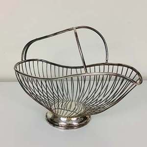 Panier cadeau en métal argenté fait à la main avec un design élégant parfait pour la décoration de mariage et les fêtes de fête - Product Image 2