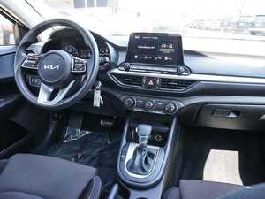 ใช้รถสีแดงสด ปี 2024 สำหรับ Forte LXS FWD พวงมาลัยซ้าย เบาะหนัง ระบบนำทาง สตาร์ทเครื่องยนต์จากระยะไกล หลังคาซันรูฟ ล้อแม็ก - Product Image 3