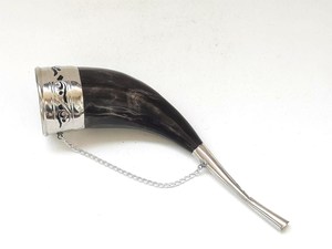 Cuerno para beber antiguo Cuerno de ganado natural pulido con soporte de madera Seguro para alimentos a prueba de fugas para la decoración del Club del partido al precio más bajo - Product Image 2