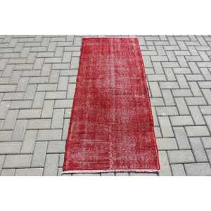 พรมวินเทจ ขนาด 2.3x5.3 ฟุต สีแดงชมพูลายดอกไม้ ทำจากขนสัตว์ ผลิตในตุรกี - Product Image 1