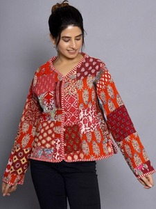 Veste universitaire unisexe matelassée faite à la main manteau d'hiver veste courte avec motif de sari en soie et cadeau de Noël à motif de lettres - Product Image 3