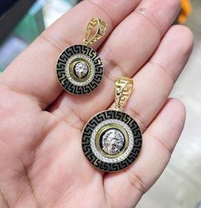 Collar con Colgante de Medusa en Oro de 10K: Joyería de Diseño Inspirada en la Mitología Griega - Product Image 3