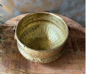 Macetas grabadas en latón vintage con diseño en relieve para el hogar y el jardín - Product Image 3