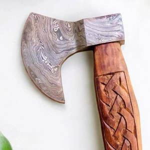 Hache de plein air à long manche en acier de Damas, tête en acier à motif artisanal avec manche en bois naturel pour le camping, la chasse et le bushcraft - Product Image 6