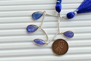 ชาร์มหุ้มทองคำแท้ 18K ประดับพลอยแทนซาไนต์สีน้ำเงิน 4 เม็ด ทรงเหลี่ยมเจียระไน พร้อมลูกปัดพลอยแท้ |   เกรด AA+ คุณภาพสูง - Product Image 4