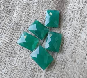 Venta al por mayor de piedras preciosas sueltas de ónix verde natural, corte cuadrado de Briolette, piedras calibradas con parte posterior plana de 8mm-14mm - Product Image 1