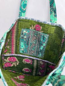 Sac de créateur pour femme réversible en soie coton Kantha matelassé à motif floral sac fourre-tout décontracté à fermeture ouverte à deux poignées - Product Image 2