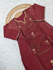 Salwar Kameez traditionnel en soie PV pure aux couleurs vives et très attrayantes, avec broderies, parfait pour les mariages et les tenues de soirée. - Product Image 6