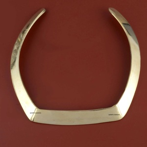 Zam Zam impex unisex ชนเผ่าสร้อยคอทองเหลืองทำด้วยมือสี่เหลี่ยมยืดหยุ่นรูปปีกชุบทองสไตล์โมเดิร์นขายส่งอัตรา - Product Image 1