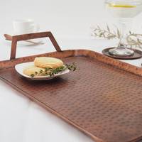 Plateau de service de luxe moderne en cuivre pur antique avec motif floral et poignées latérales pour hôtels et hôtellerie à prix abordable AALIYAN IMPEX