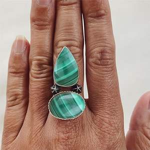 Prix de gros Bague de créateur en argent sterling 925 avec pierre précieuse naturelle Malachite ovale en forme de poire pour un usage quotidien pour femmes - Product Image 3