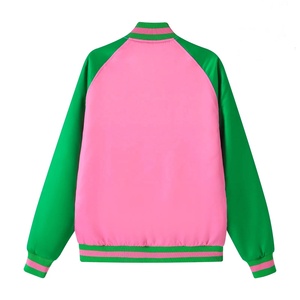 Veste universitaire matelassée respirante pour femme, coupe courte, satin, taille plus, broderie de logo personnalisée, design de patch d'hiver, réversible - Product Image 2