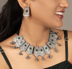 Conjunto de Joyería Étnica Plateada Oxidada con Circonita Verde para Mujer - Regalo de Boda y Compromiso - Product Image 4