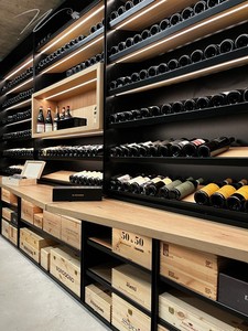 Meuble à vin moderne personnalisable en bois avec étagères de rangement lumineuses pour bar à domicile - Product Image 3