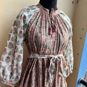 Robe longue décontractée en coton brodé de fleurs pour femmes vêtements d'été avec ceinture décoration manches longues et impression de blocs de couleurs mélangées - Product Image 1