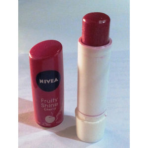 Hidratación Duradera con el Bálsamo Labial Nivea Cherry Shine con Aroma a Cereza - Product Image 5