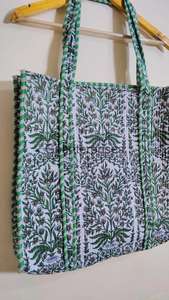 Sac fourre-tout en coton matelassé à motifs floraux pour femmes, accessoire de mode d'été avec une belle fleur imprimée, cadeau d'été pour elle - Product Image 3