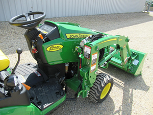 Tractor Subcompacto JD 24HP 4WD Usado y Nuevo con Transmisión Hidrostática, Cargador Frontal, Retroexcavadora y Cortadora de Césped, Modelo 1025R, en Venta - Product Image 4
