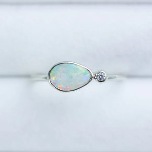 Anillo de Ópalo Etíope con Corte de Pera y Engaste de Bisel, Minimalista, Plata de Ley 925 Chapada en Oro, Joyería Fina para Compromiso y Boda para Mujer - Product Image 3