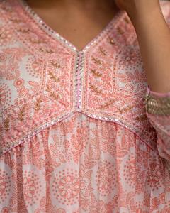 Hermosa impresión bordada de algodón estampado Nyra Cut Kurta emparejado con estampado mulmul dupatta y Pantalón de algodón para mujer - Product Image 3