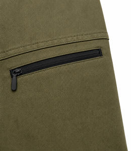 Combinaison industrielle pour homme en sergé robuste, vert olive, avec patte de boutonnage noire, col pointu, grandes poches aux hanches et genoux renforcés, multi-usages - Product Image 6