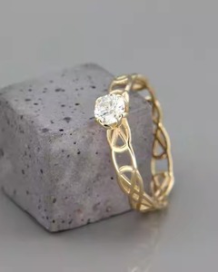 Anillo de compromiso de boda celta de corte brillante cultivado en laboratorio, solitario D VS1 de oro amarillo sólido de 18 quilates, único para sus fiestas - Product Image 6