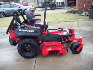 เครื่องตัดหญ้าแบบ Zero Turn ยี่ห้อ Gravely Industrial รุ่นใหม่/มือสอง เครื่องยนต์เบนซิน 2 จังหวะ 125 ซีซี พร้อมถังเก็บหญ้า 150 ลิตร กำลังไฟ 1200 วัตต์ สำหรับทำหญ้าเป็นปุ๋ยหมัก เหมาะสำหรับดูแลสวน - Product Image 3