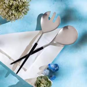 Serveur à salade en métal argenté pour des maisons élégantes, améliorant la présentation de la salade avec une brillance classique - Product Image 3