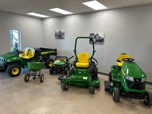 Tractor cortacésped John Deeere con cargador frontal e implementos de retroexcavadora trasera - Product Image 2