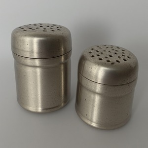 Molinillo de sal y pimienta de madera elegante con superficie oscura martillada Artesanal hecho a mano que ofrece acento decorativo para cenar - Product Image 1