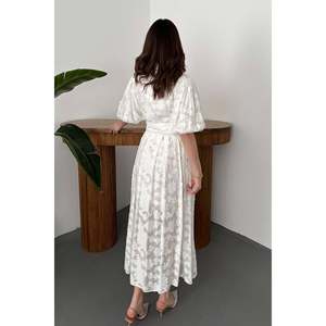Vestido Off-White con Cinturón y Mangas Abullonadas - Color Crudo - Product Image 5