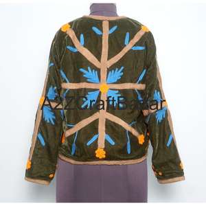 Chaqueta de Terciopelo Vintage de Rajasthan para Invierno, Bordado Floral, Cuello Redondo, Borde Estilo Suzani, Mangas Largas, Forro de Algodón Puro - Product Image 5