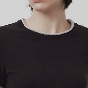 Camiseta acanalada para mujer con ribete en contraste-Camiseta clásica de cuello redondo, suave y atemporal - Product Image 2