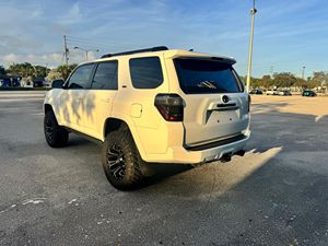Toyota 4Runner SR5 4x4 propre, modèle 2019 - Product Image 5