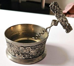 Posavasos para botellas de vino de metal pesado que ofrece un agarre firme y estable bajo las botellas, reduciendo deslizamientos, derrames y accidentes en interiores y exteriores. - Product Image 5
